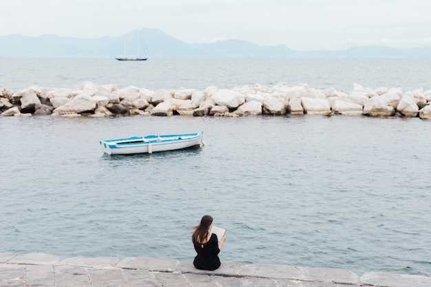 Best time to visit: climate, sea conditions, and crowd patterns