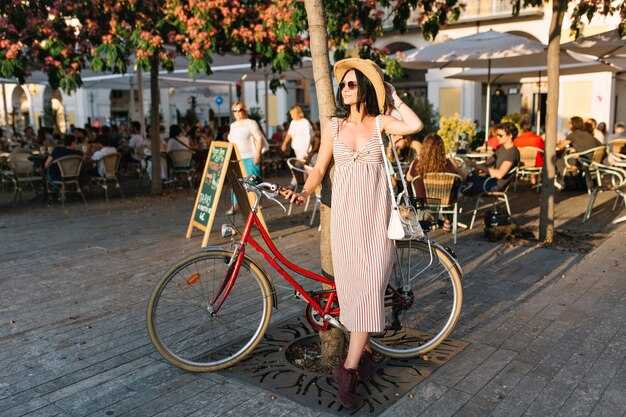 Price expectations: mainstream stores vs. local shops and street markets