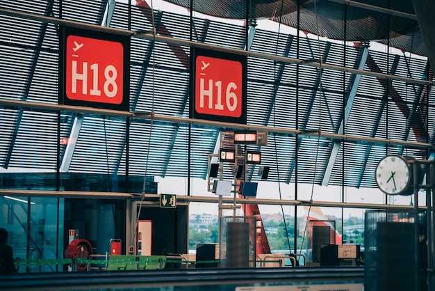 Top Chinese Hubs: Overview of major airports by traffic and international routes
