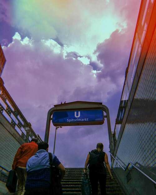 PEK Lounges and Rest Areas: Which Terminals Offer Quiet Spaces and Food Options